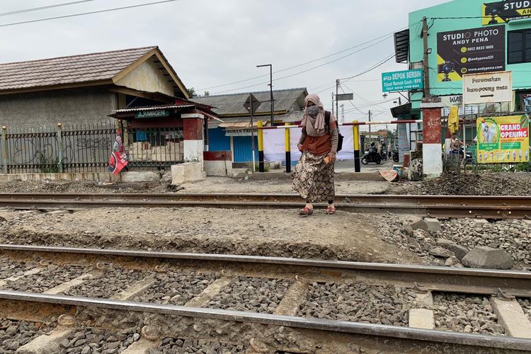 Perlintasan sebidang kereta api di Jalan Raya Rawa Geni, Cipayung, Depok, ditutup permanen.