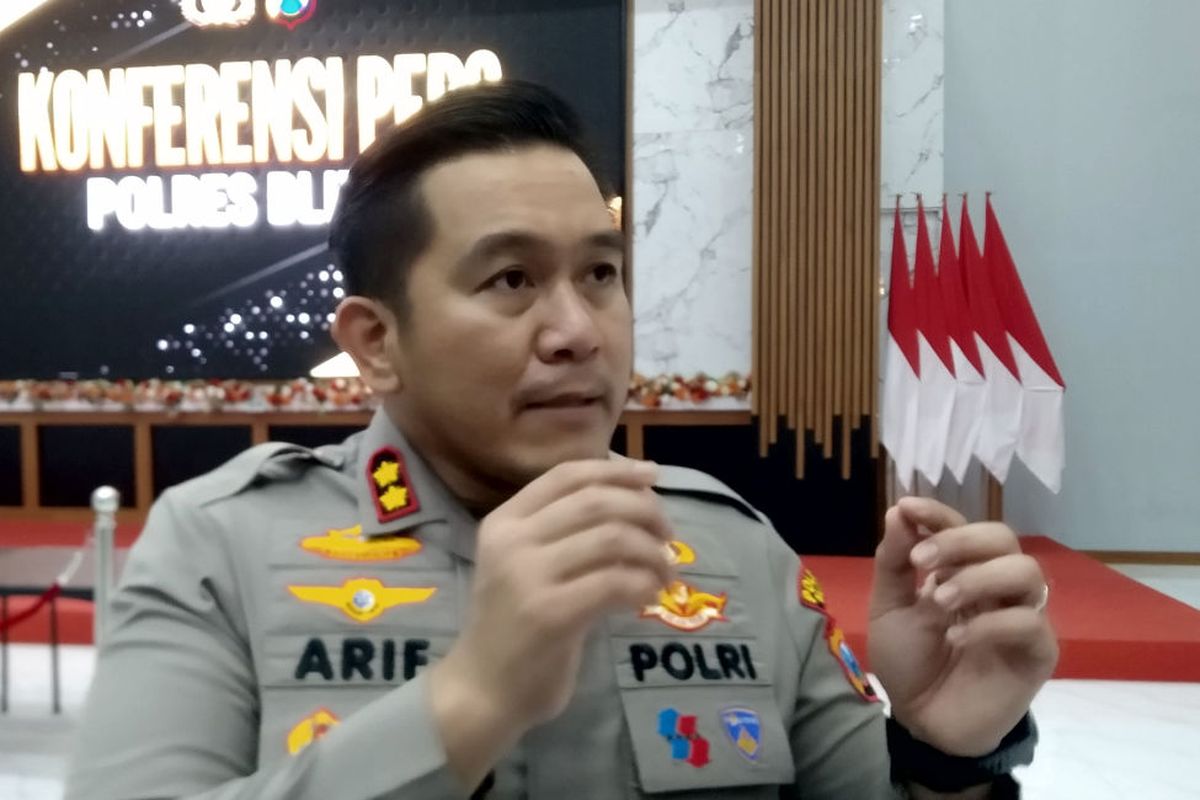 Kapolres Blitar AKBP Arif Fazlurrahman saat berbincang dengan awak media, Jumat (7/11/2025)