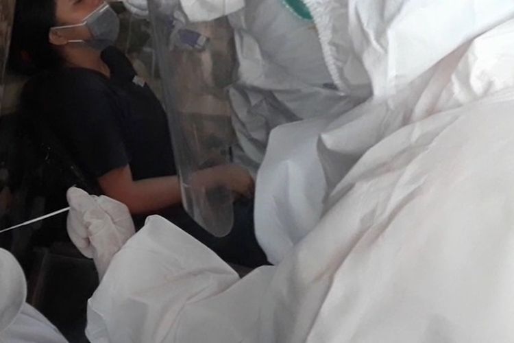 4 warga yang lolos dari penyekatan mudik menjalani rapid antigen oleh tim satgas covid-19 Kota Palopo, Sulawesi Selatan, Rabu (12/05/2021) sore