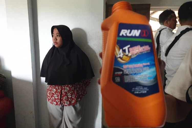 Yuli, pekerja gudang oli palsu, saat ditanyai di Komplek Komplek Harmoni Warehouse No 8K, Kecamatan Percut Sei Tuan, Kabupaten Deli Serdang, pada Rabu (19/2/2025).