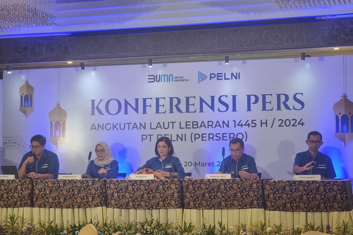 Direktur Utama PT Pelni (Persero) Tri Andayani (tengah) saat konferensi pers Angkutan Laut Lebaran 1445 H/2024 di Hotel Borobudur, Jakarta, Rabu (20/3/2024).