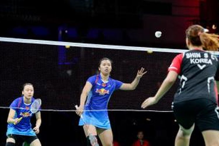 Pebulu tangkis ganda putri Tiongkok, Tian Qing(tengah)/Zhao Yunlei (kiri) melakukan servis ke arah ganda Korea Selatan, Lee So-hee/Shin Seung-chan, pada semifinal Kejuaraan Dunia 2014 di Ballerup Super Arena, Kopenhagen, Denmark, Sabtu (30/8/2014).