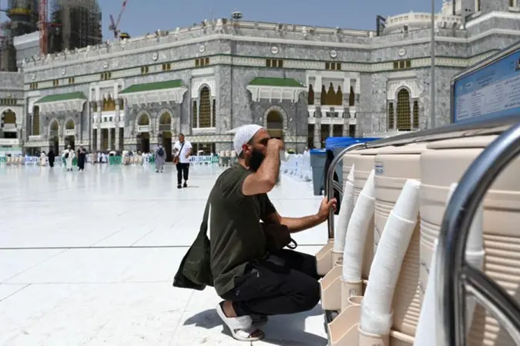 Armada truk tangki setiap hari mengirimkan ratusan ribu liter air Zamzam ke Waduk Raja Abdulaziz Sabeel di Madinah.