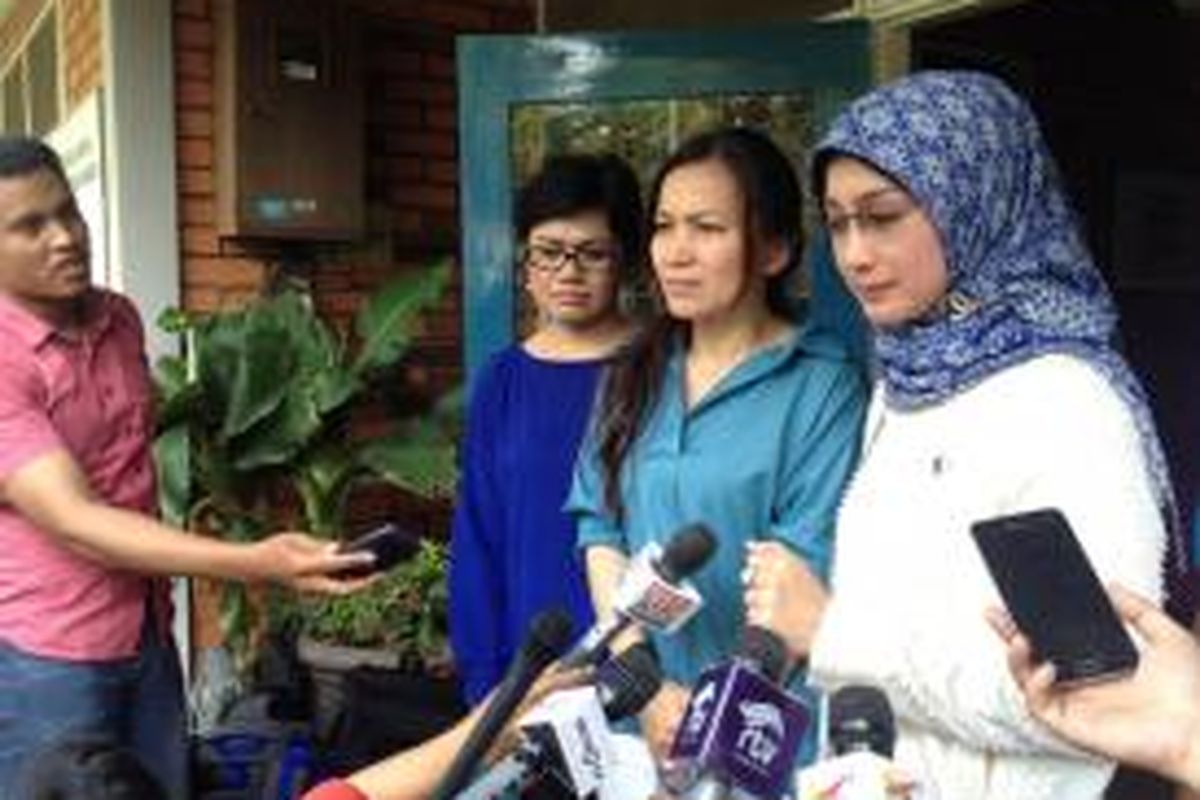 Sekretaris Jenderal (Sekjen) Komisi Perlindungan Anak Indonesia Erlinda (tengah) bersama anggota Komisi VIII DPR RI Desy Ratnasari (kanan) mengunjungi lima anak yang ditelantarkan di rumah aman kawasan Cibubur, Jakarta Timur, Sabtu (16/5/2015).
