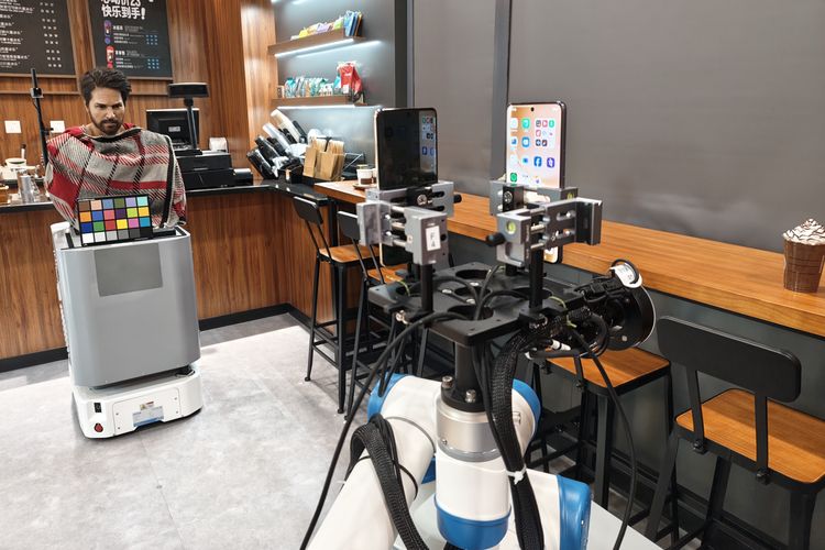 Arm robot di Lumacolor Lab bergerak 24 jam untuk memotret berbagai ambience dan suasana lighting