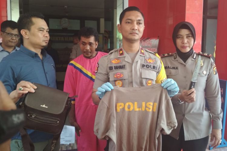 Tersangka Apriyadi (35) saat berada di Polsek Ilir Timur I Palembang, Sumatera Selatan, Selasa (8/1/2019). Apriyadi sebelumya mengaku sebagai anggota polisi dan memalak mobil yang melintas.