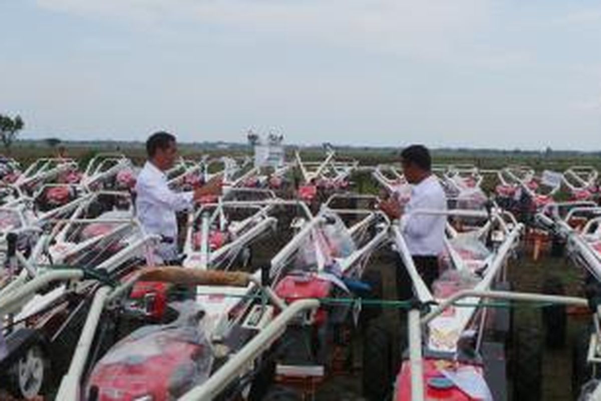 Presiden Joko Widodo menyerahkan 1.099 unit traktor tangan kepada 19 kelompok tani dan sembilan perwakilan kelompok tani di Lapangan Pertamina Bojong Jaya, Kecamatan Pusaka Jaya, Subang, Jawa Barat, Jumat (26/12/2014).