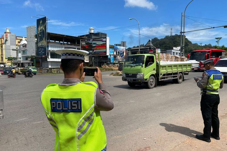 Jajaran Direktorat Lalu Lintas (Ditlantas) Polda Kepri menerapkan Tilang Electronic Traffic Law Enforcement (ETLE) Mobile Handheld atau dengan kamera ponsel di seluruh wilayah Batam, Kepulauan Riau (Kepri).