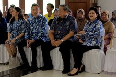 SBY dan Keluarga Kompak Pakai Batik Biru saat Nyoblos di Cikeas