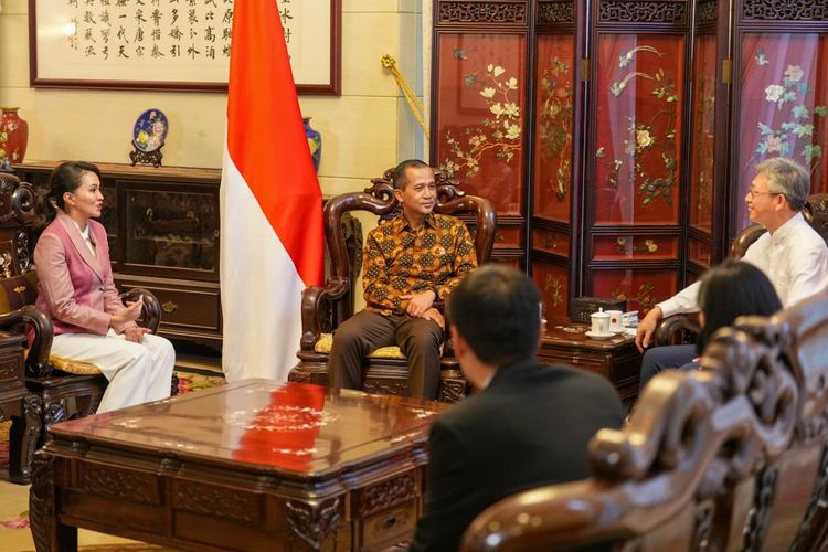 Pertemuan Mentrans Iftitah, Gubernur Papua Selatan Apolo Safanpo, dan Gubernur Maluku Utara Sherly Tjoanda, dengan Dubes China di Jakarta, Kamis (23/10/2025).