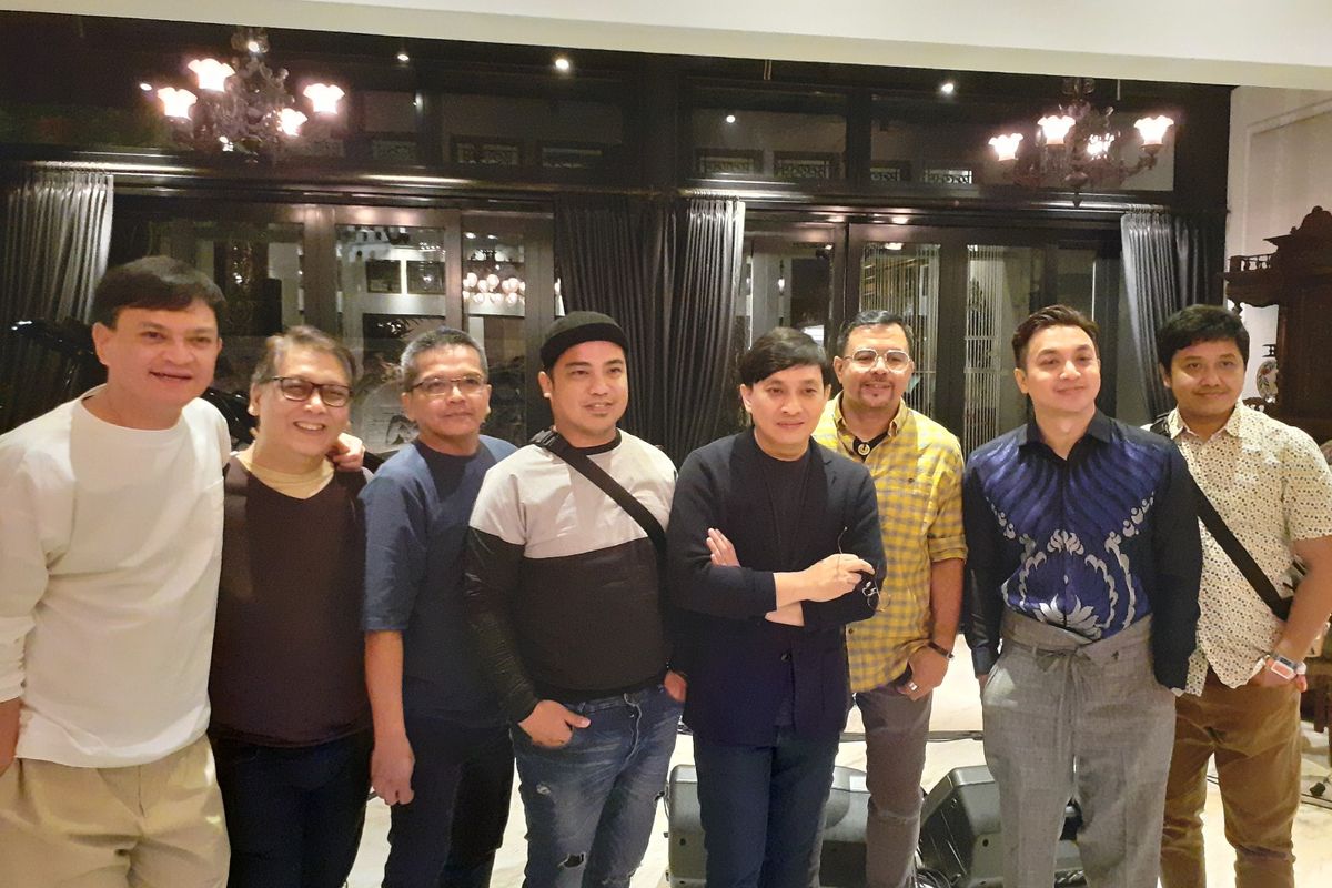 Yovie Widianto bersama personel Kahitna di kawasan Menteng, Jakarta Pusat, Selasa (21/1/2020).