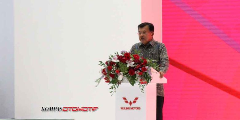 Wakil Presiden Indonesia Jusuf Kalla meresmikan pabrik SGMW Motor Indonesia, di Cikarang, Bekasi, Jawa Barat.