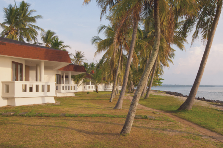 Hotel berbentuk cottage di Patra Comfort Anyer menghadap langsung ke Pantai Patra