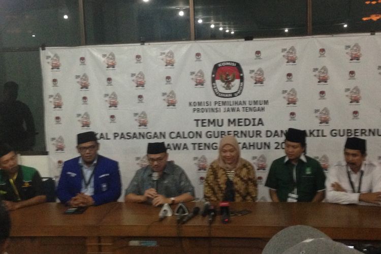 Sudirman Said dan Ida Fauziyah menggelar presconference seusai pendafatran di KPU Jawa Tengah, Rabu (10/1/2018) malam. 