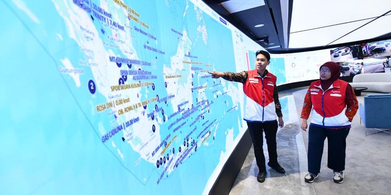 Terlihat para pekerja Pertamina sedang melakukan monitoring pasokan BBM dan LPG melalui satu dashboard terpadu di Pertamina Digital Hub.