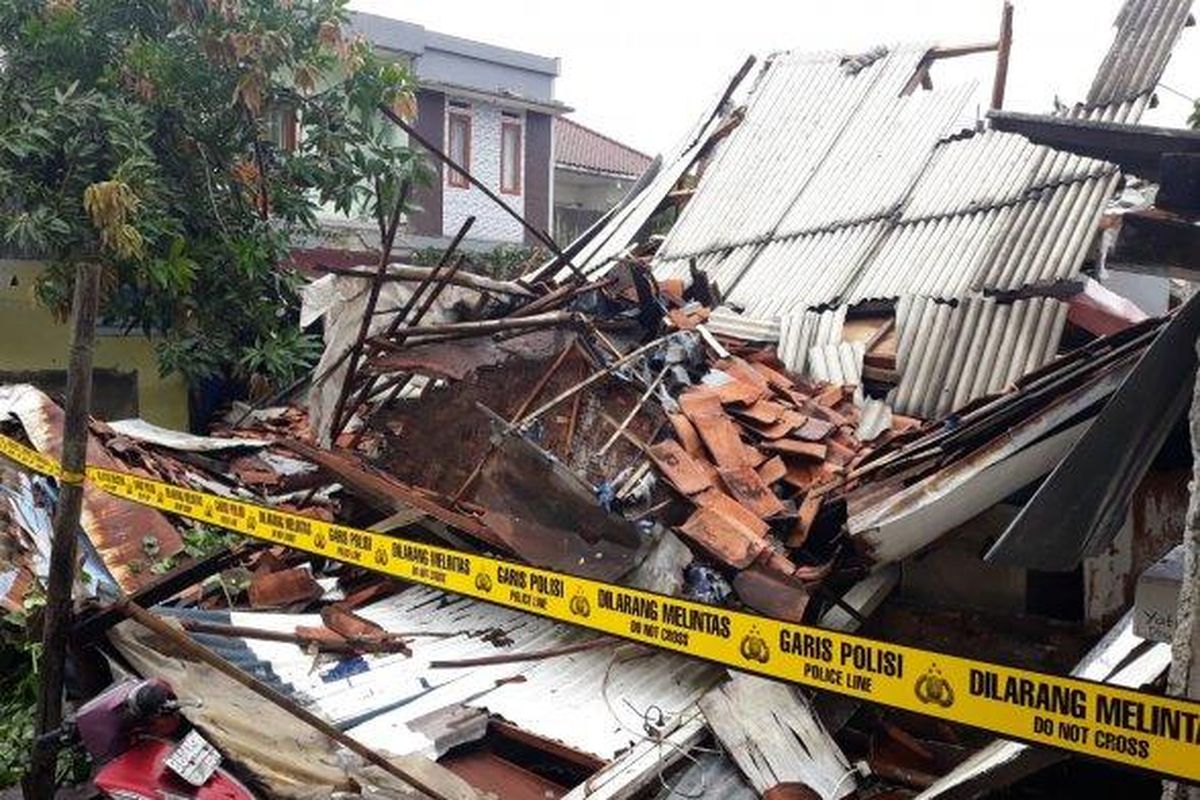 Suasana ambruknya bangunan kosan tiga lantai di RT 003 RW 007, Pela Mampang, Mampang Prapatan, Jakarta Selatan pada Sabtu (8/2/2020). 