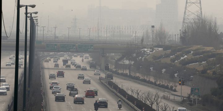 Kabut asap tebal karena polusi berat mencapai di Teheran. Foto diambil pada 5 Februari 2018. (AFP/ Atta Kenare)