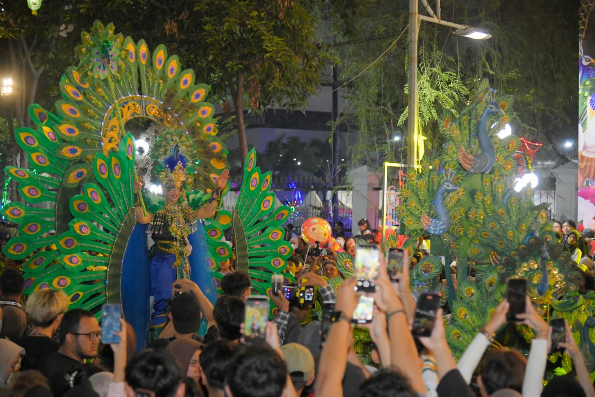 Nampak salah satu peserta yang mengikuti Semarang Night Carnival (SNC) 2025 yang disambut antusias tinggi dari masyarakat setempat.