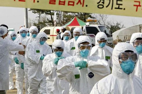 Para petugas karantina Korea Selatan berbaris ke sebuah peternakan unggas pada 15 April 2008, di Pyeongtaek, 70 kilometer selatan Seoul, di mana ditemukan banyak kasus flu burung. (Foto: Dokumentasi)(AFP/Kim Jae-Myoung)
