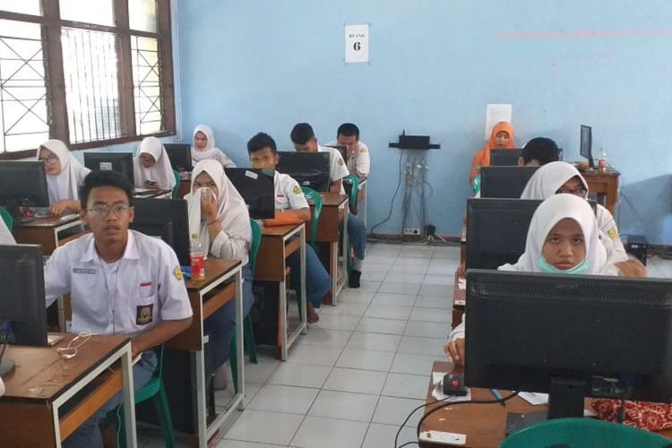 Sejumlah siswa-siswi kelas XII di SMA Negeri 3 Surabaya melaksanakan tryout untuk persiapan menjelang ujian nasional, Selasa (26/2/2019).