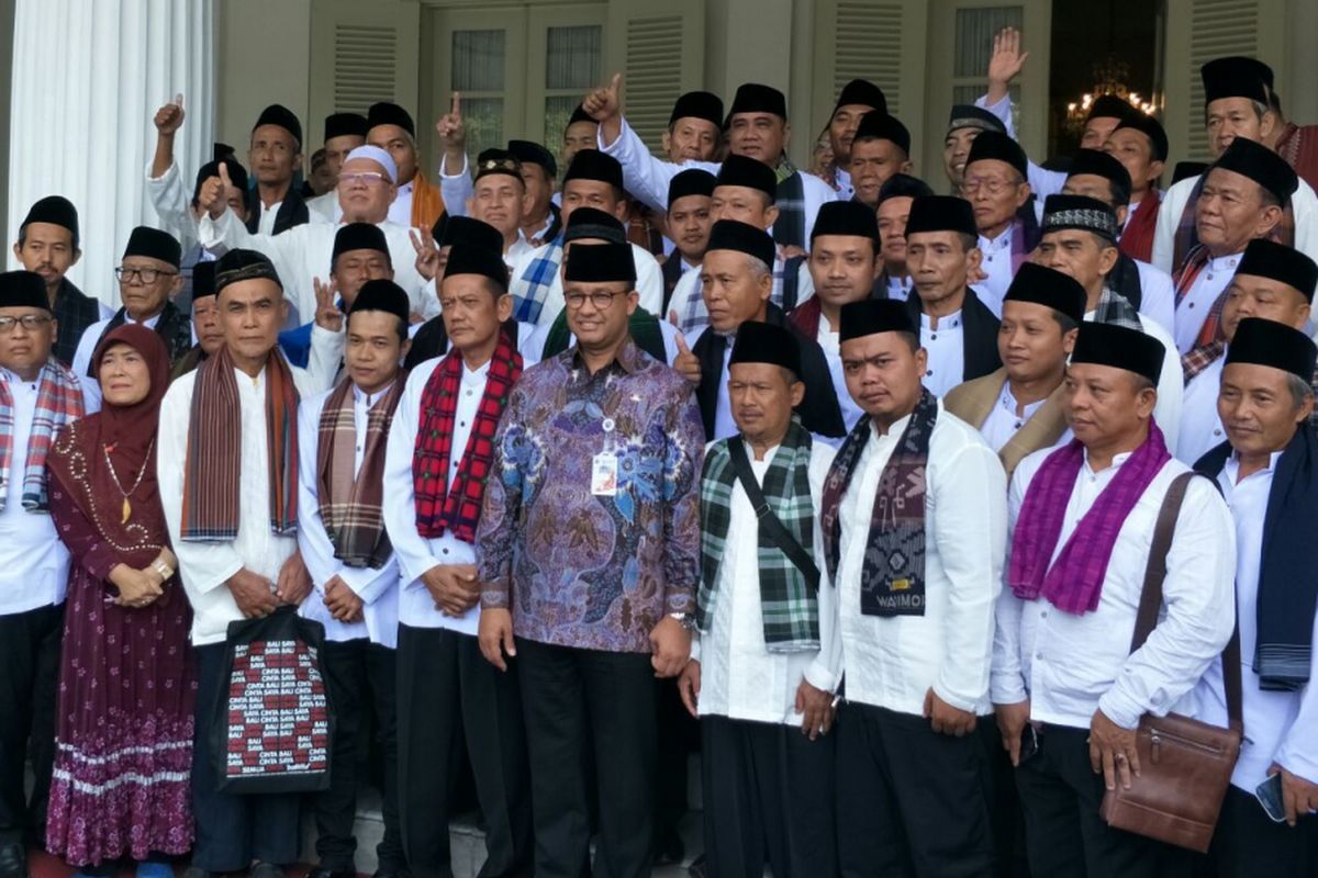 Gubernur DKI Jakarta Anies Baswedan bersama marbot masjid yang akan berangkat umroh di Balai Kota DKI Jakarta, Kamis (7/12/2017). 