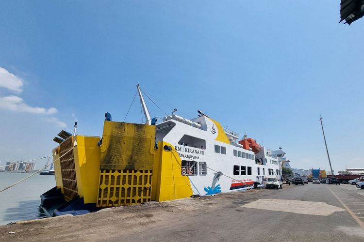 KM Kirana VII, kapal tujuan Surabaya-Lombok.