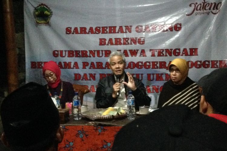 Gubernur Jawa Tengah Ganjar Pranowo saat berdialog dengan blogger, volger, jurnalis dan pelaku UMKM di objek wisata Posong, Jumat (17/11/2017) malam.