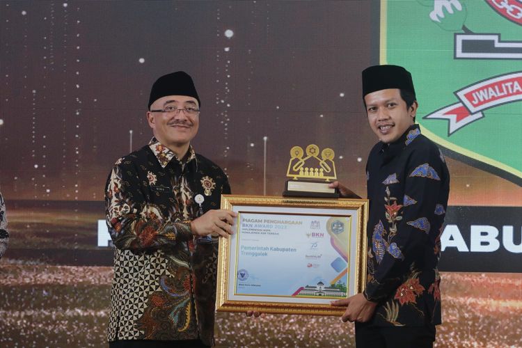 Wakil Bupati (Wabup) Trenggalek Syah Muhammad Natanegara menerima penghargaan untuk Pemkab Trenggalek dalam ajang Badan Kepegawaian Negara (BKN) Award Tahun 2023 di Bumi Surabaya City Resort, Kamis (8/6/2023). 
