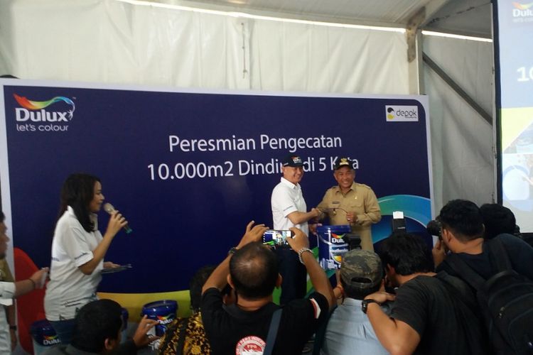 Presiden Direktur AkzoNobel Decorative Paints Indonesia Jun de Dios dan Wali Kota Depok Mohammad Idris  bersalaman dalam peresmian program Warna-warni Kemenangan yang digelar oleh produsen cat Dulux, Selasa (8/5/2018) di Jalan Juanda, Depok.