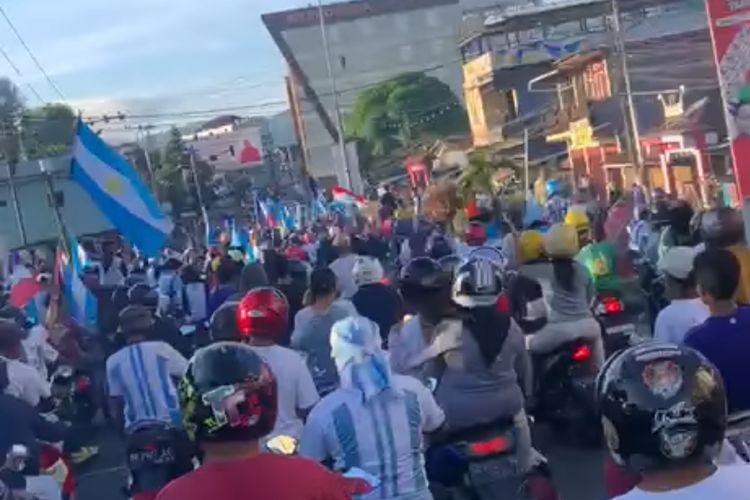 Ribuan warga kota Ambon turun ke jalan untuk merayakan kemenangan tim Argentina atas Mexico, Minggu (27/11/2022). Banyaknya massa membuat lalu lintas di sejumlah kawasan macet total