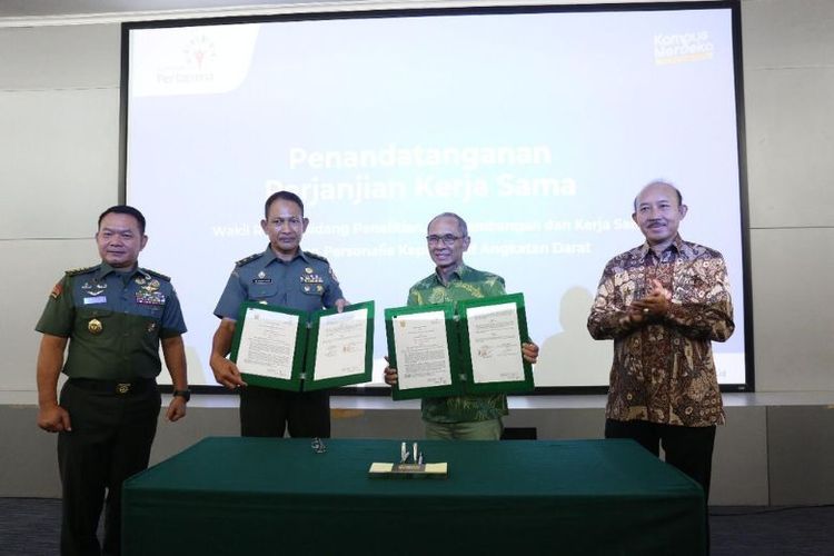 Penandatanganan PKS oleh Asisten Personel (Aspers) KSAD Mayjen TNI Darmono Susastro dan Wakil Rektor Bidang Penelitian, Pengembangan, dan Kerja sama Universitas Pertamina Wawan Gunawan A Kadir, Sabtu (4/6/2022) 

