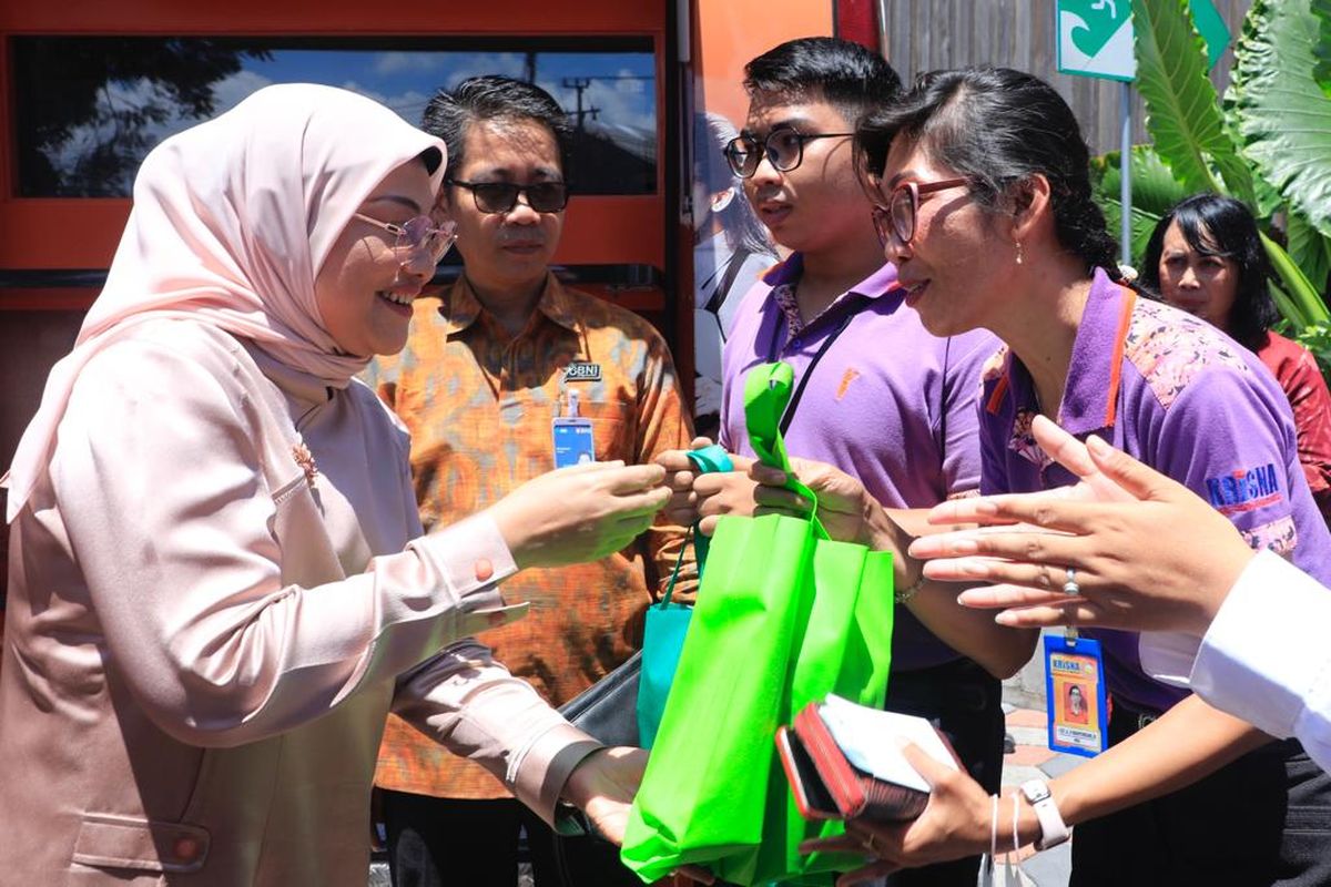 Menteri Ketenagakerjaan RI Ida Fauziyah meninjau penerima Bantuan Subsidi Upah (BSU) 2022 di sektor UKM di Krisna, Bali, Selasa (13/9/2022).