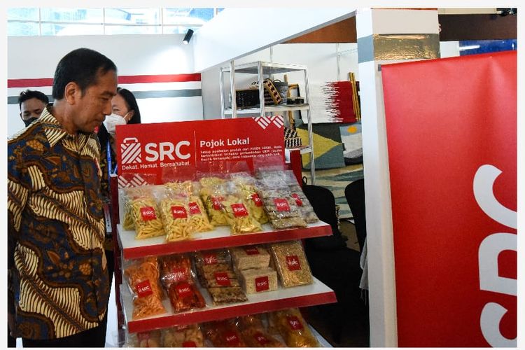 Presiden Joko Widodo saat meninjau stan Sampoerna Retail Community.