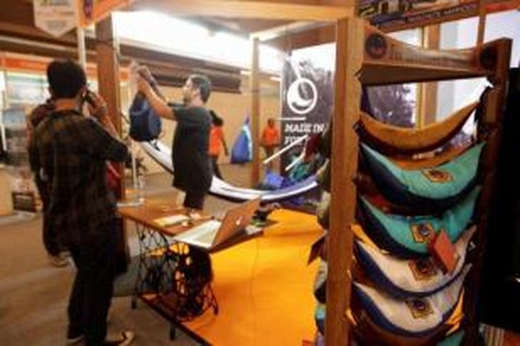 Berbagai bentuk hammock dijual di pameran Deep and Extreme Indonesia 2014, di Jakarta International Expo, Kemayoran, Kamis (27/3/2014). Acara yang berlangsung hingga 30 Maret ini, memamerkan berbagai peralatan olahraga ekstrem antara lain menyelam, mendaki gunung, dan bersepeda. KOMPAS IMAGES/RODERICK ADRIAN MOZES