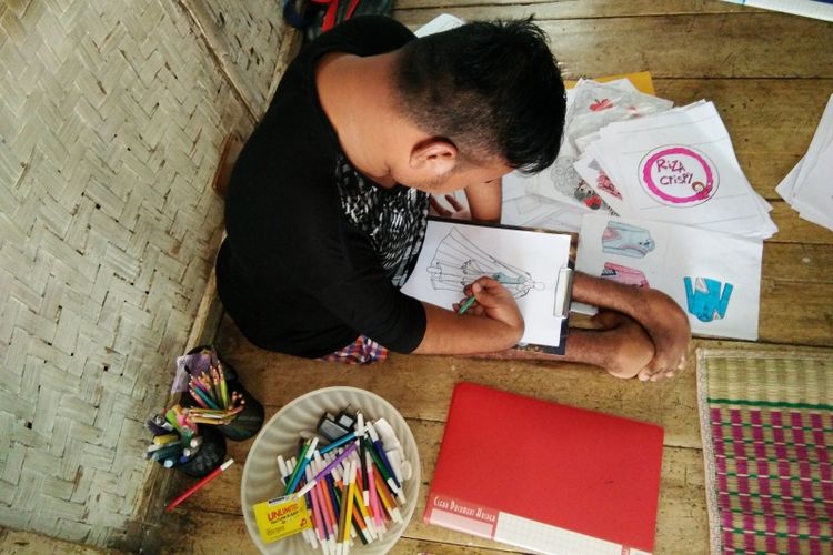 Rahmat Hidayat saat tengah menyelesaikan desain busana di kediamannya di Kampung Ciawitali, Desa Sindangkerta, Kecamatan Sindangkerta, Kabupaten Bandung Barat, Selasa (27/11/2018). 