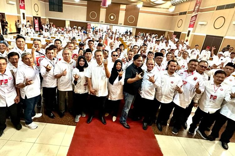 Sekelompok orang mengatasnamakan Pro Jokowi (Projo) Ganjar mendeklarasikan dukungan untuk Ganjar Pranowo sebagai bakal calon presiden (bacapres) 2024, di Depok, Jawa Barat, Rabu (27/9/2023).