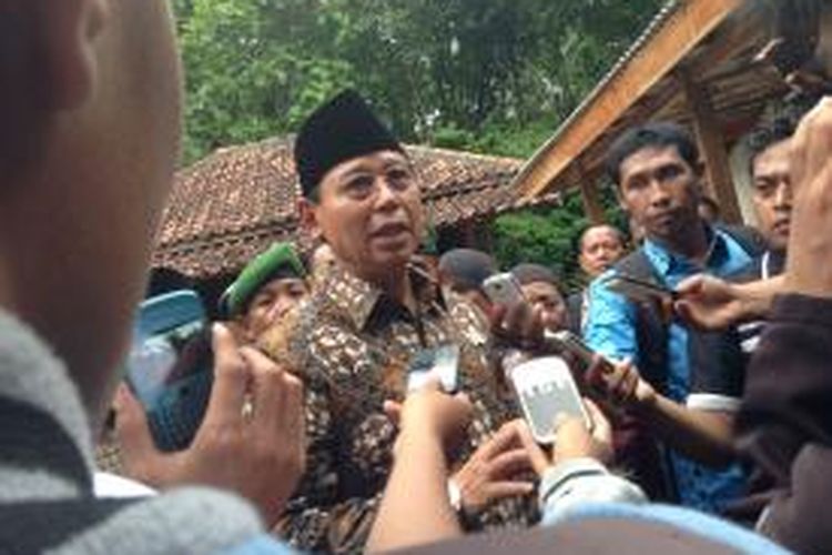 Menteri Perumahan Rakyat, Djan Faridz, saat kunjungan kerja ke berbagai pondok pesantren di Jawa Timur, Jumat (17/1/2014) hingga Minggu (19/1/2014). 