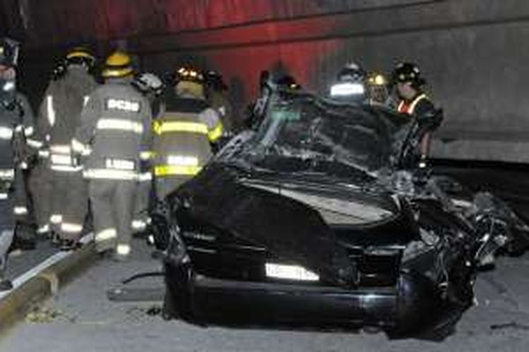 Sebuah mobil hancur tertimpa jembatan layang di Guayaquil, Ekuador, yang roboh akibat gempa bermagnitudo 7,8, Sabtu (16/4/2016). 