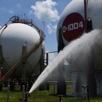 Pegawai kilang minyak milik negara Venezuela, PDVSA, mengikuti latihan mitigasi bencana dan serangan bersenjata di El Palito, Puerto Cabello, Negara Bagian Carabobo, 27 September 2025.