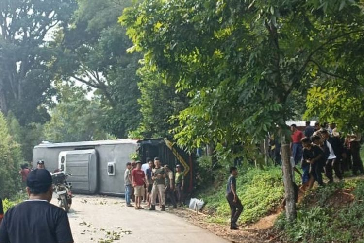 Bus rombongan pramuka asal Ciamis terguling di Kiarapayung, Sumedang, Jabar, Mingu (24/12/2023). Dok. Polres Sumedang/KOMPAS.com