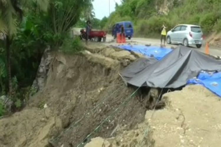 Jalan ambles sepanjang 30 meter di Desa Soreang Palipi, Kecamatan Banggae, Majene, Sulawesi Barat, hanya ditutupi terpal untuk hindari pengendara terperosok jurang.