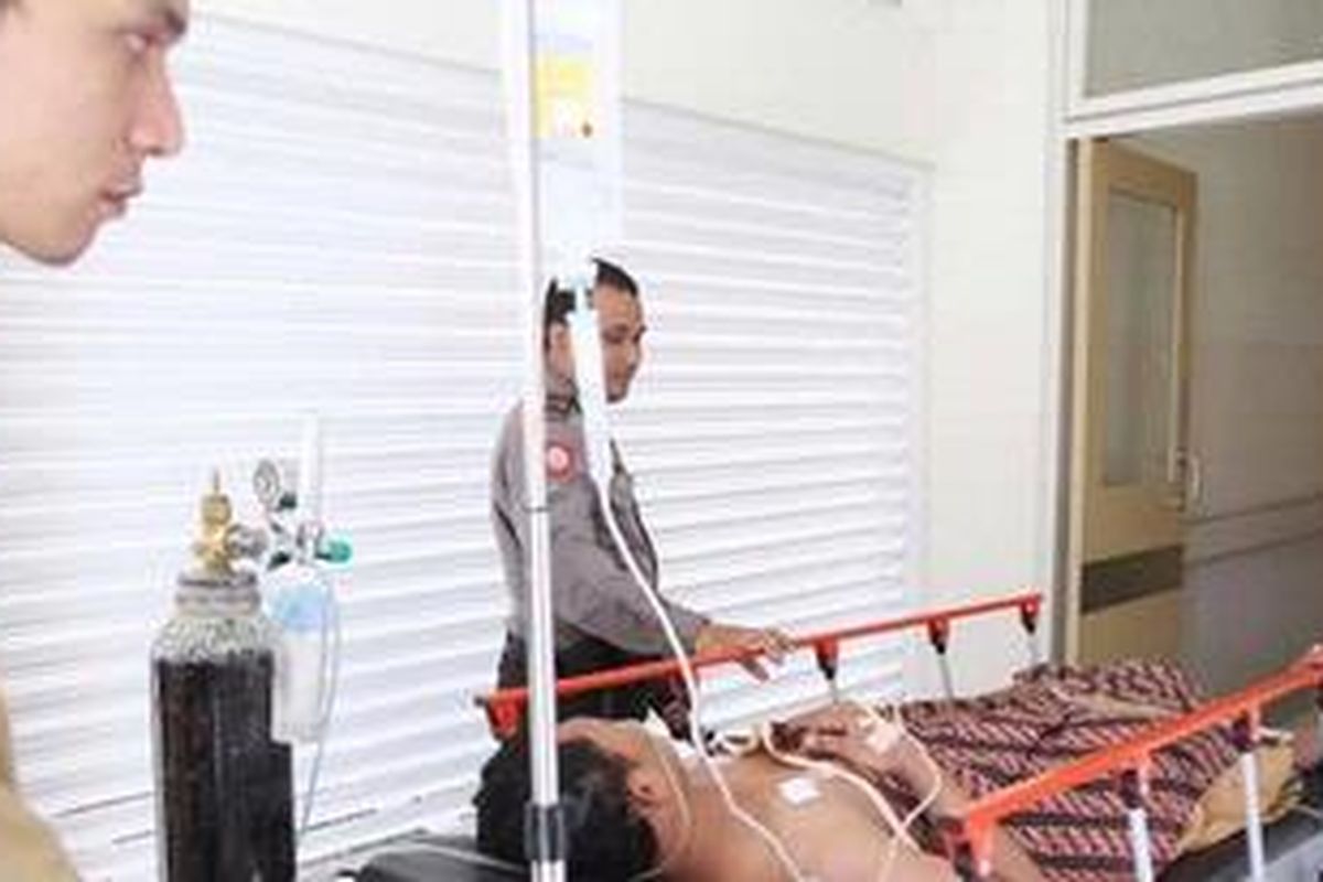 Petugas medis membawa Sotiku Anas korban penembakan orang tak dikenal untuk menjalani perawatan di RS Zainal Abidin, Banda Aceh, Jumat (6/1/2012). 