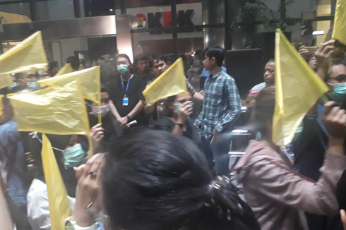 Revisi UU KPK Disahkan, Para Pegawai KPK Kibarkan Bendera Kuning