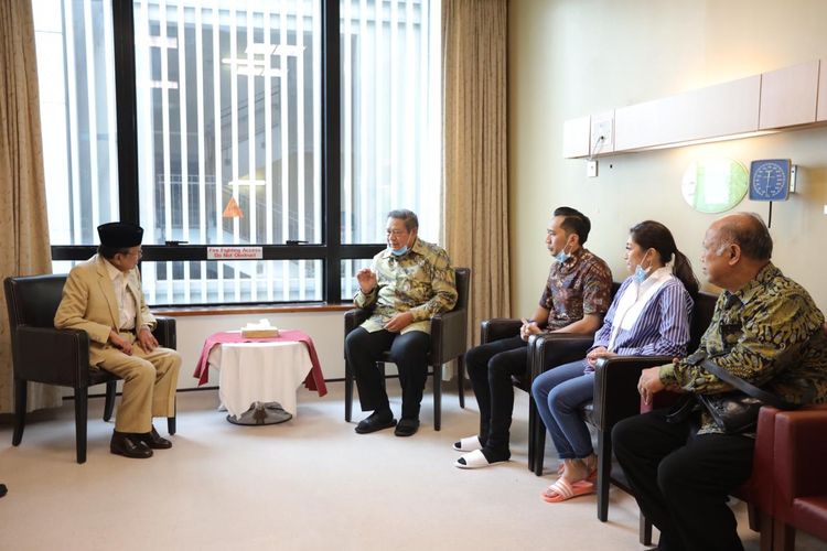 Presiden ke-3 RI BJ Habibie berbincang dengan Presiden ke-6 RI Susilo Bambang Yudhoyono saat menjenguk Ani Yudhoyono, di Singapura, Minggu (28/4/2019).