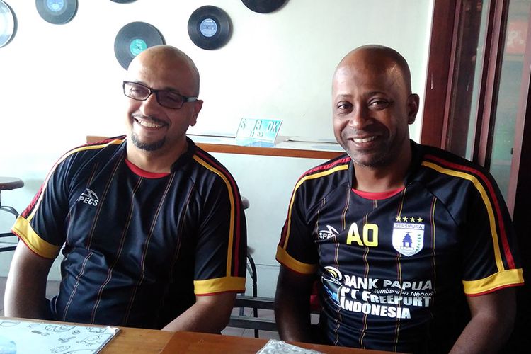 Pelatih Persipura Jayapura Amilton Silva de Oliviera (kanan) dan analisis teknik Fabio Oliviera.