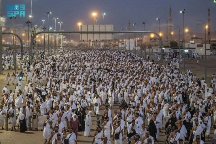 Setelah maghrib pada Sabtu (15/6/2024), jemaah haji mulai menuju Muzdalifah, dengan tertib, tenang dan bermartabat membacakan talbiyah yang banyak.  