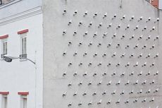 Provokatif... Ada 150 CCTV Palsu Dipasang di Dinding Rumah Ini! 