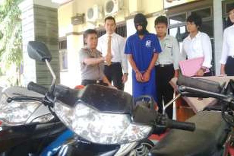 Aparat Kepolisian Resort Pekalongan, Jawa Tengah, menginterogasi pencuri sepeda motor spesialis milik para petani.