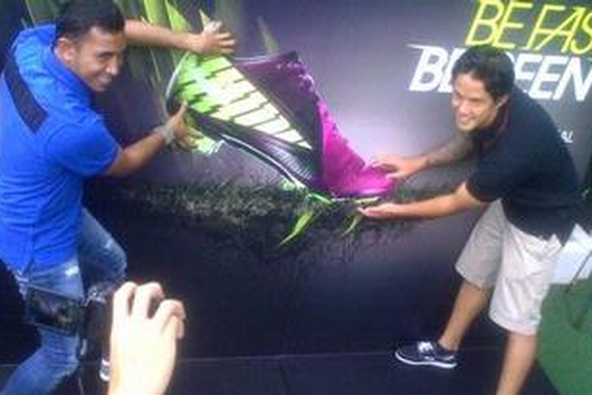 Gelandang Sriwijaya FC, Firman Utina, dan pernyerang Persema Malang, Irfan Bachdim, tengah berpose di soft launching sepatu Nike Mercurial Vapor SuperFly III di Senayan City, Senin (21/3/2011).    