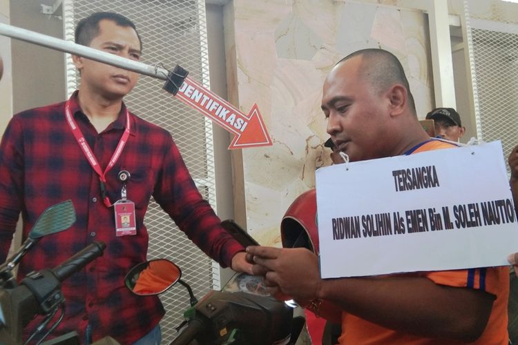 Ridwan Solihin alias Emen (28) saat memperagakan adegan dalam rekonstruksi pembunuhan wanita yang ditemukan tewas dalam kamar Hotel Omega Karawang, Kamis (17/10/2019).